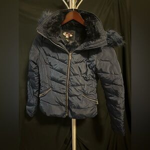 Stylish Navy Puffer Jacket with Faux Fur Trim